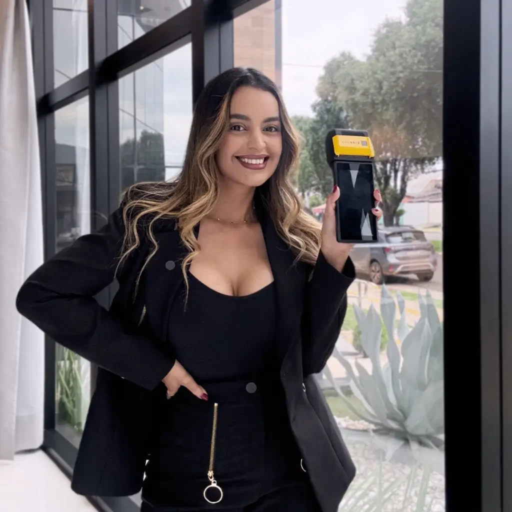 Empreendedora usando maquininha SidePay com taxa baixa